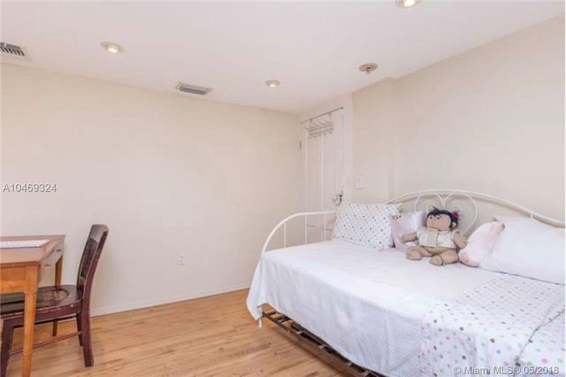 650 NE 68th St - Photo 3 of 19