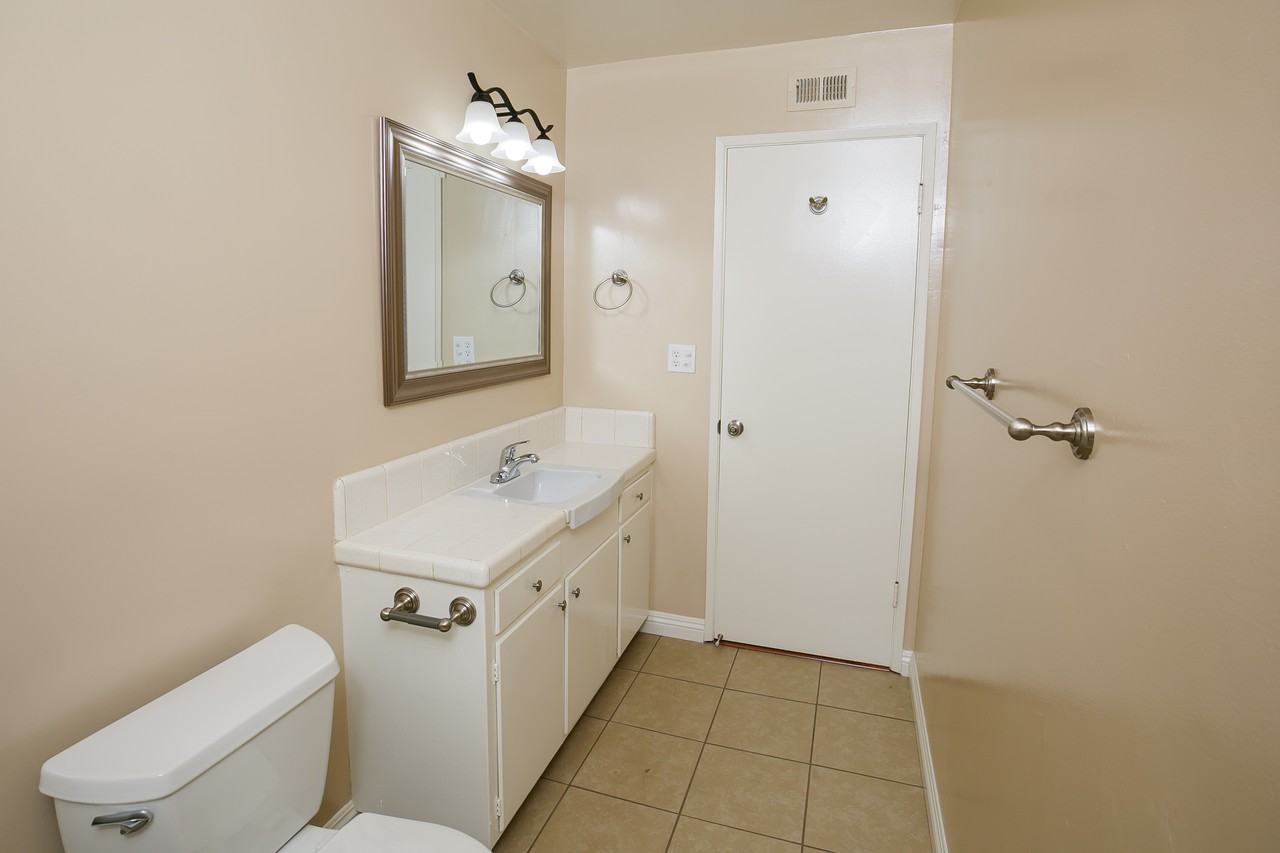 322 West Bennett Avenue #B - Photo 3 of 12