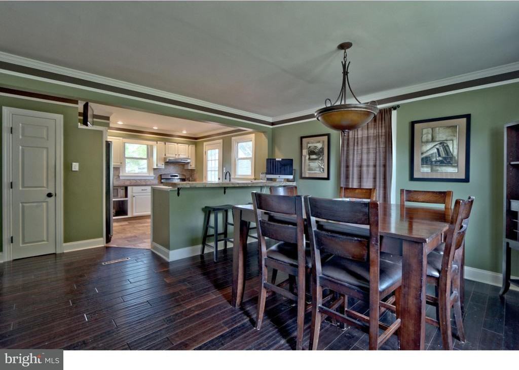 425 Brooke Ave - Photo 3 of 25