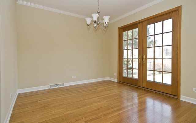 562 Green Bay Rd - Photo 3 of 11