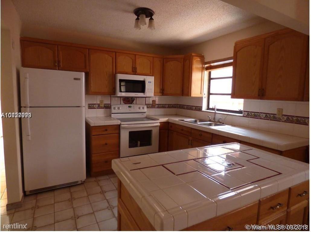 895 W 39th Pl - Photo 2 of 4