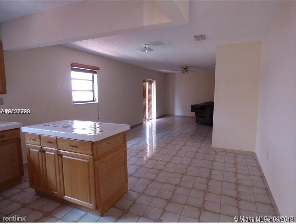 895 W 39th Pl - Photo 3 of 4