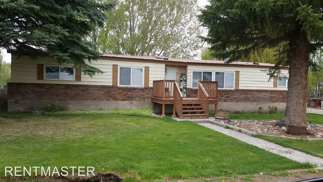 1041 N 2582 W - Photo 2 of 19