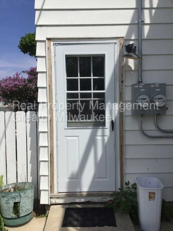 2027 S 76th St - Photo 2 of 15