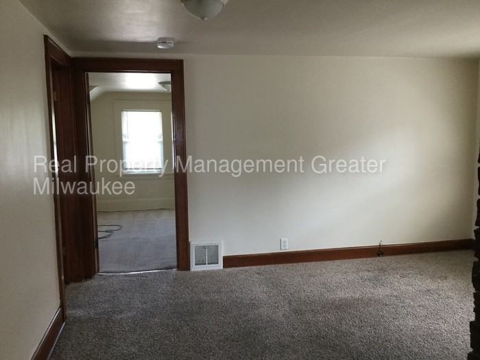 2027 S 76th St - Photo 3 of 15