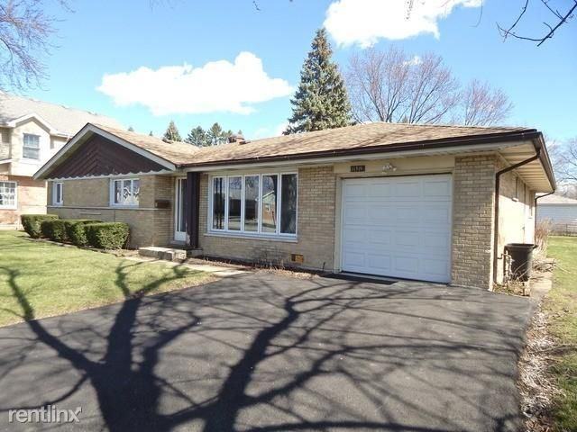 11319 S Nashville Ave - Photo 2 of 10