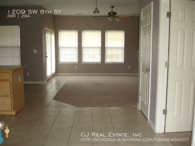1209 Sw 8th St - Photo 2 of 11