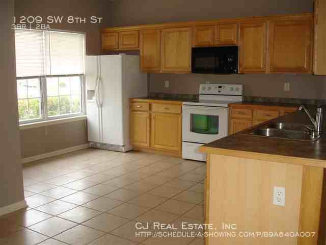 1209 Sw 8th St - Photo 3 of 11