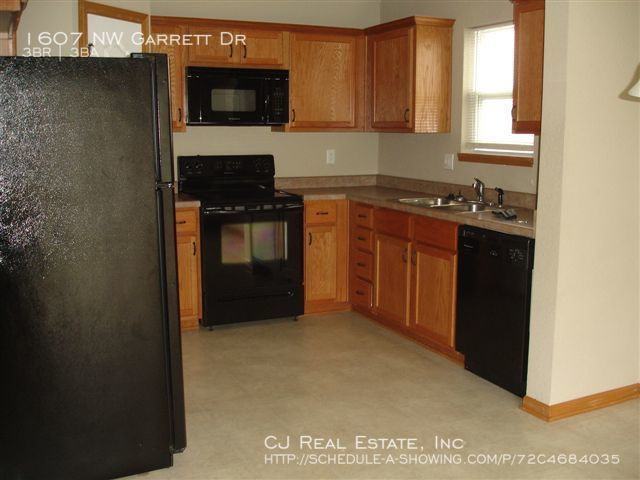 1607 NW Garrett Dr - Photo 3 of 8