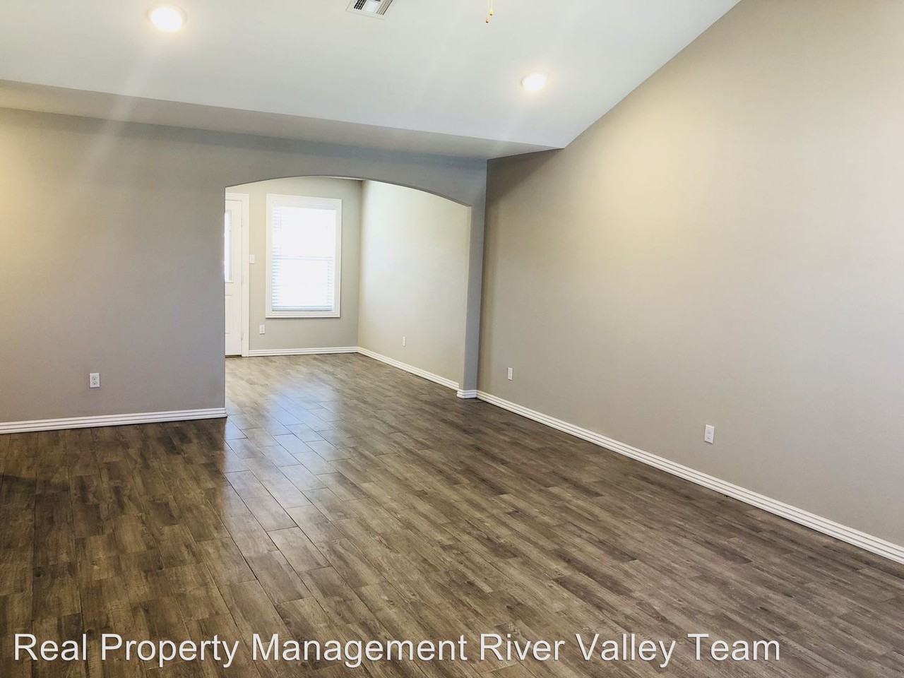 6807 30th St - Photo 3 of 22