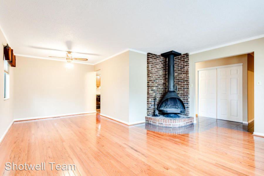 121 Hilltop Ln - Photo 2 of 11