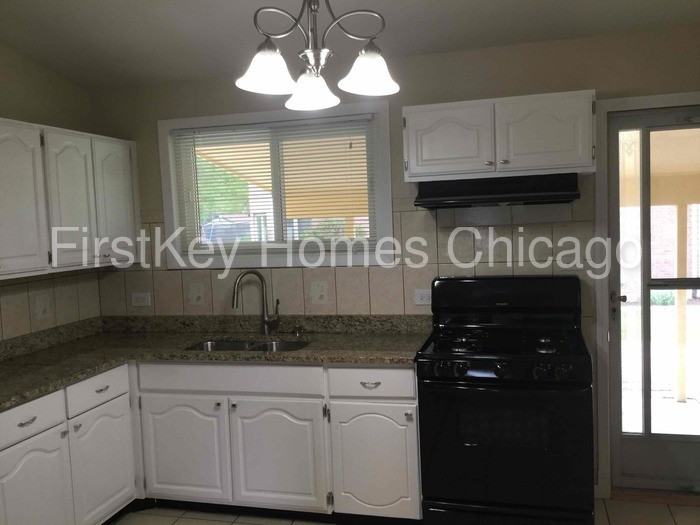 1N628 N Park Blvd - Photo 2 of 17