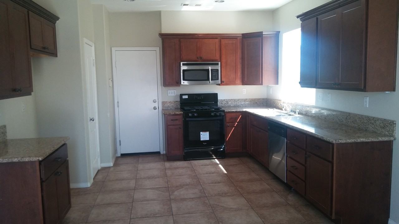 2834 Emerald Ln - Photo 3 of 5