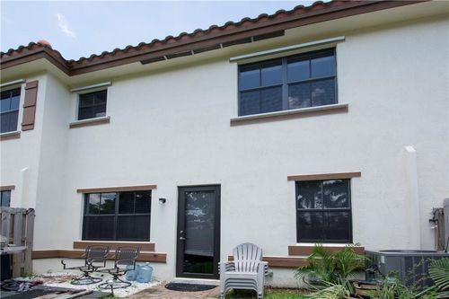 12140 Village Pl - Photo 3 of 8