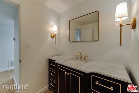 13133 Morrison St - Photo 2 of 26