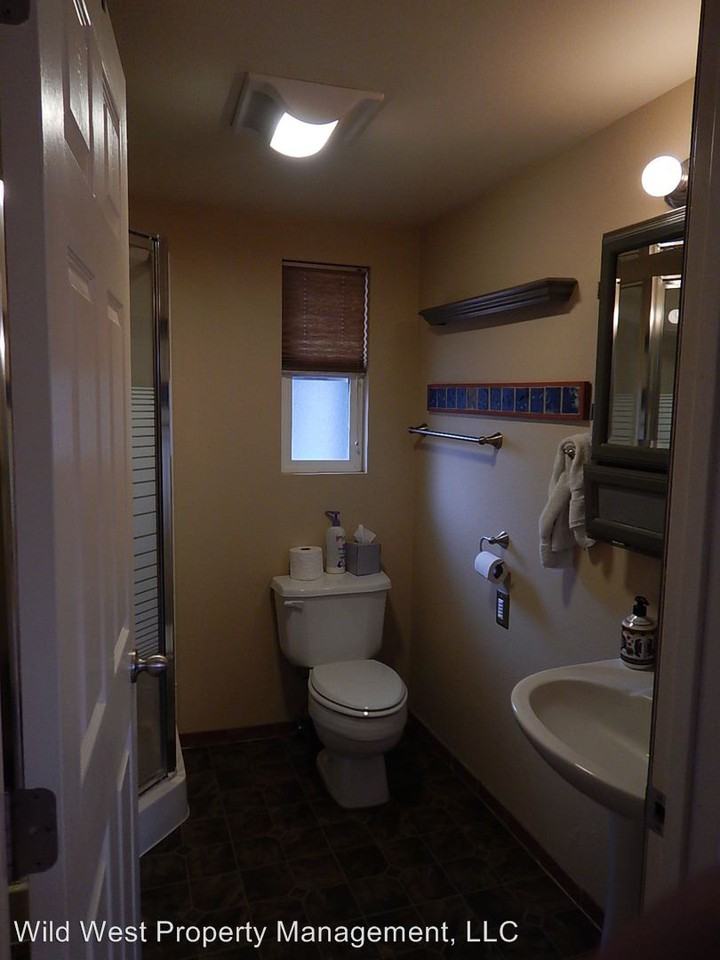 528 SE 4th St - Photo 2 of 10