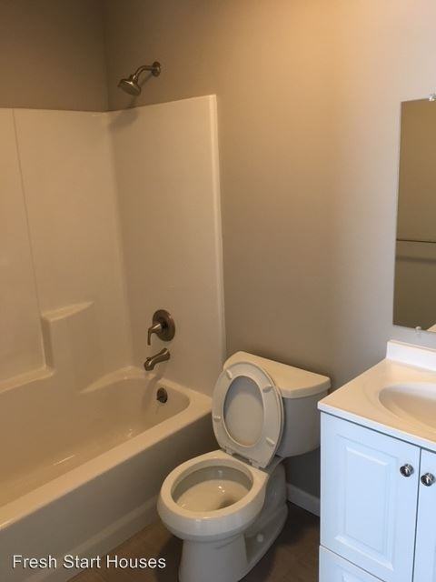 302 Newcastle Rd - Photo 3 of 10