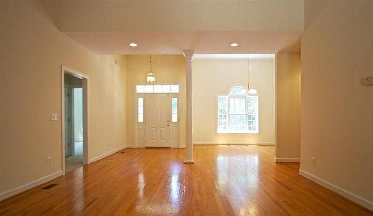 8721 Lincolnshire Ln - Photo 2 of 20