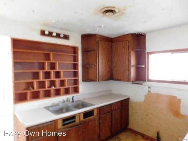 5962 N Spruce St - Photo 2 of 6