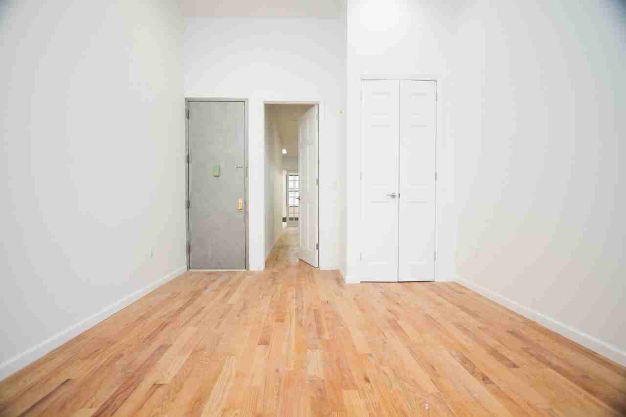 1418 Dekalb Avenue #1r - Photo 2 of 9