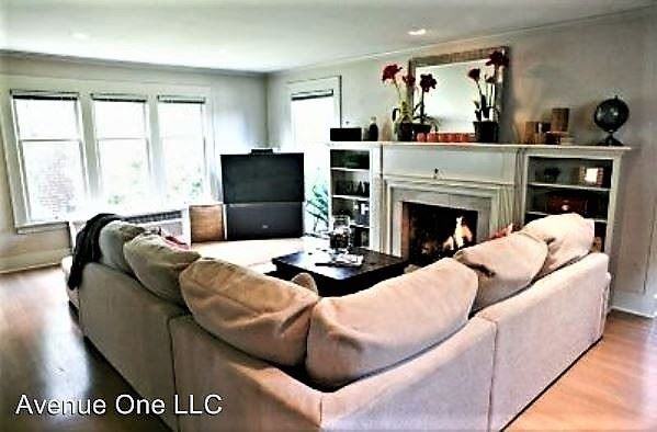 2419 E McGraw St - Photo 2 of 17