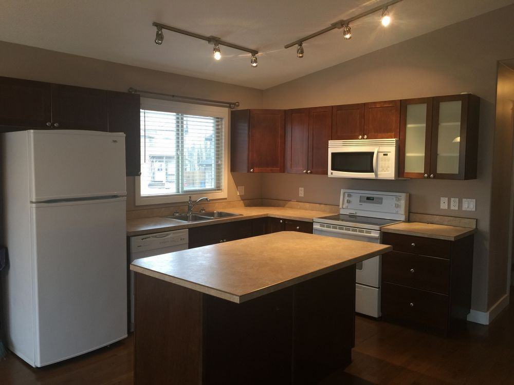 156 Walnut Crescent - Photo 2 of 11