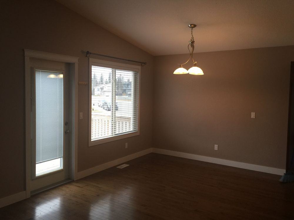 156 Walnut Crescent - Photo 3 of 11