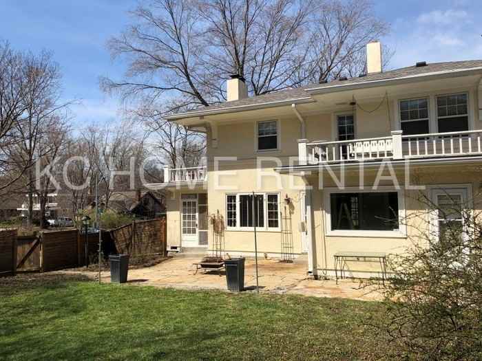 5551 Locust St - Photo 3 of 43