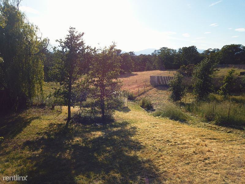 2092 Hacienda St - Photo 3 of 8