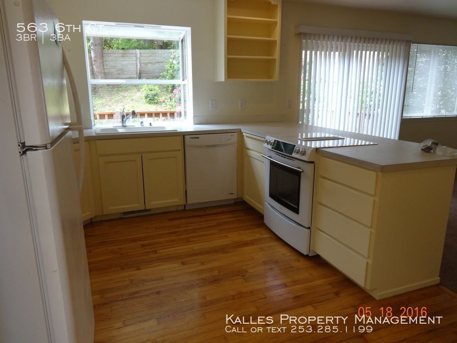 563 6th Court Fi - Photo 3 of 17