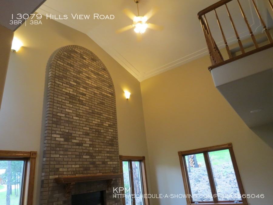 13079 Hillsview Dr - Photo 2 of 40