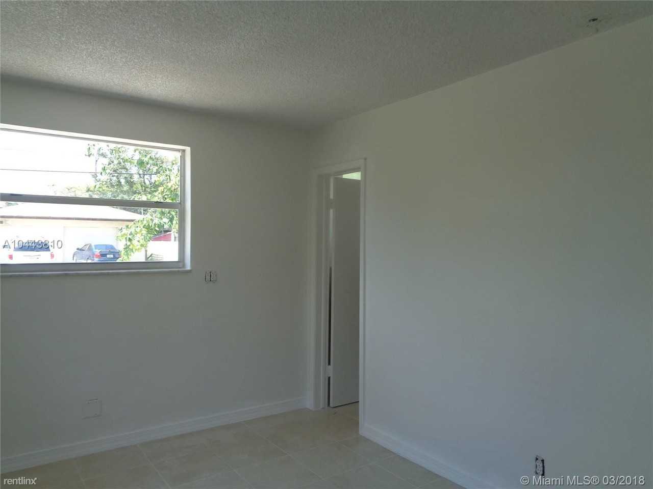 Hollywood Parc Condo - Photo 3 of 17