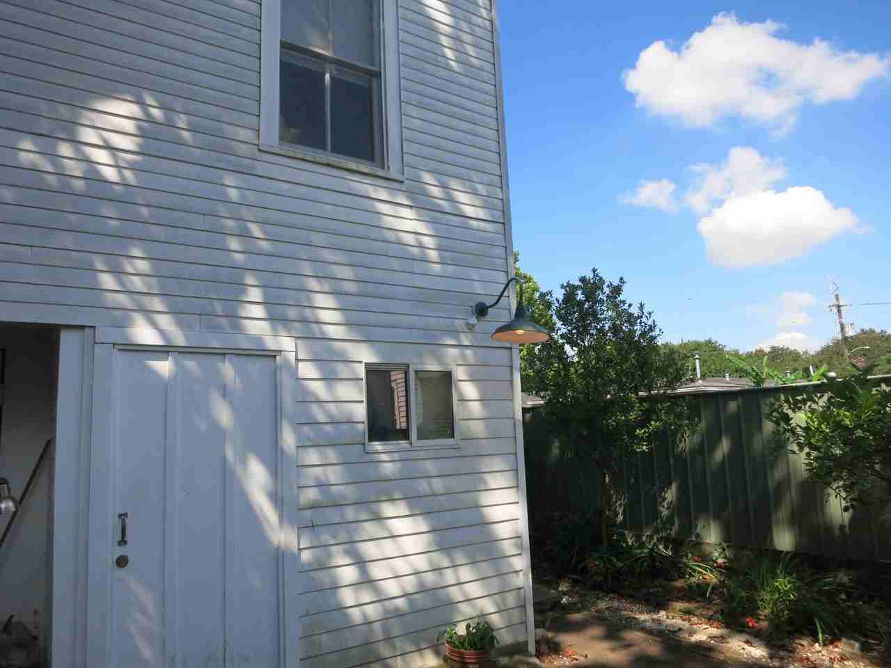 7816 Pearl St - Photo 2 of 8