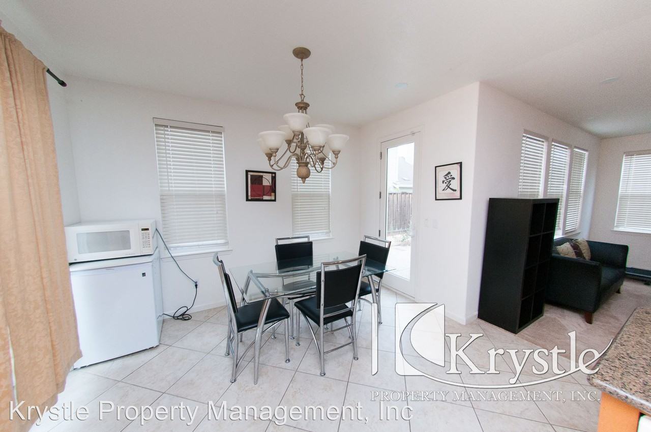 300 Poplar Ave - Photo 3 of 12