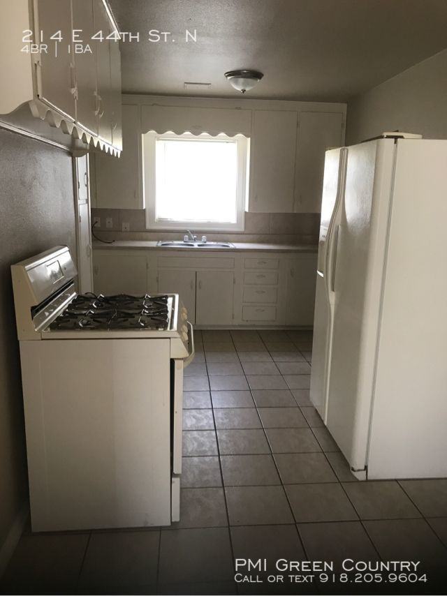 214 E 44th St N - Photo 3 of 10