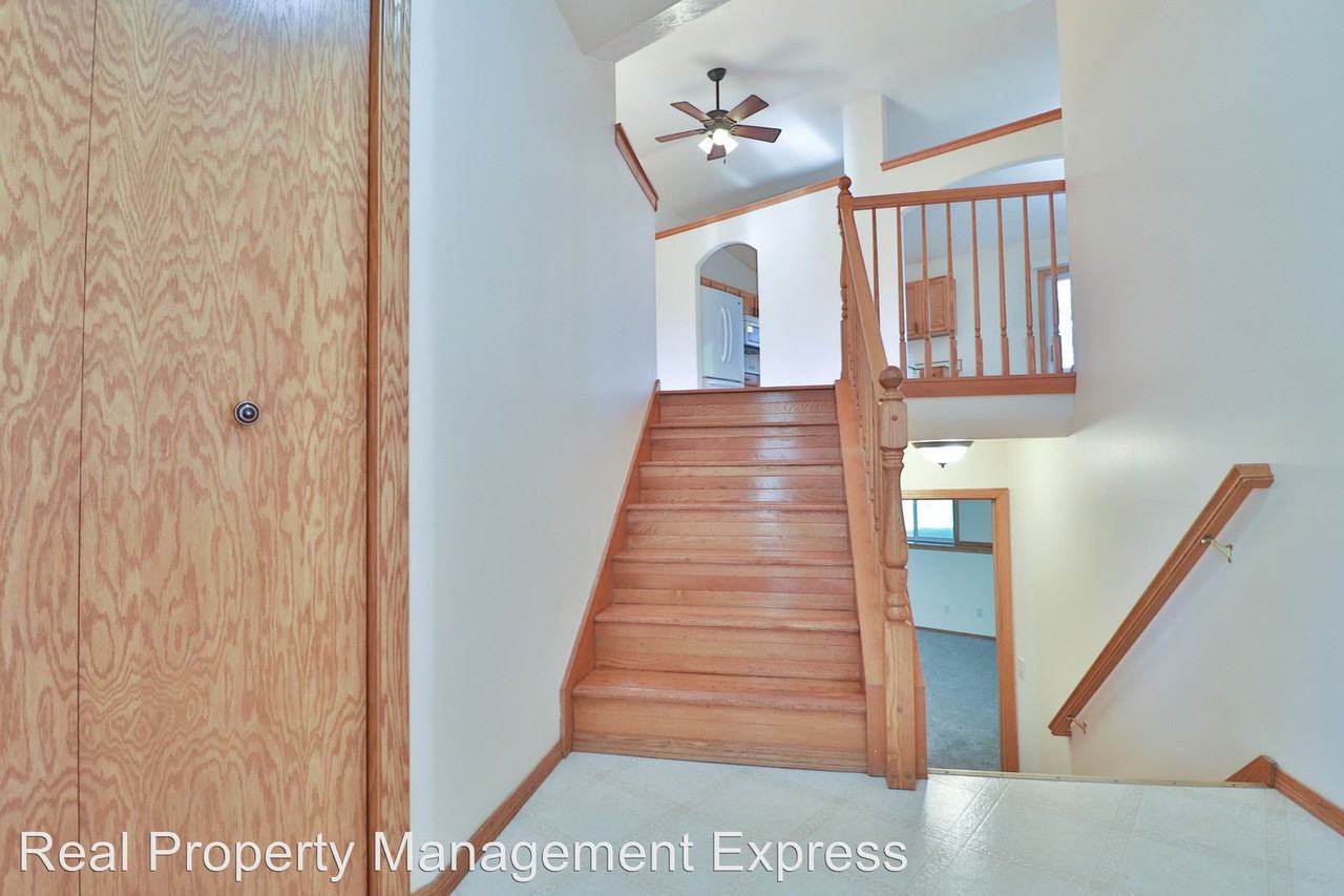 5201 S Baneberry Ave - Photo 3 of 31
