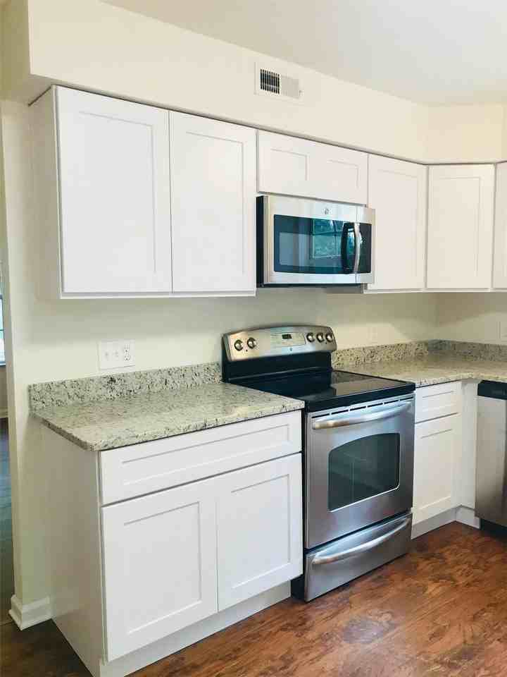 10813 Heatherwood Dr - Photo 3 of 19