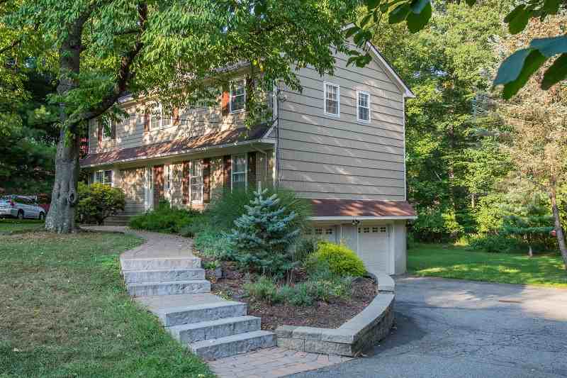 7 Carroll Dr - Photo 2 of 23