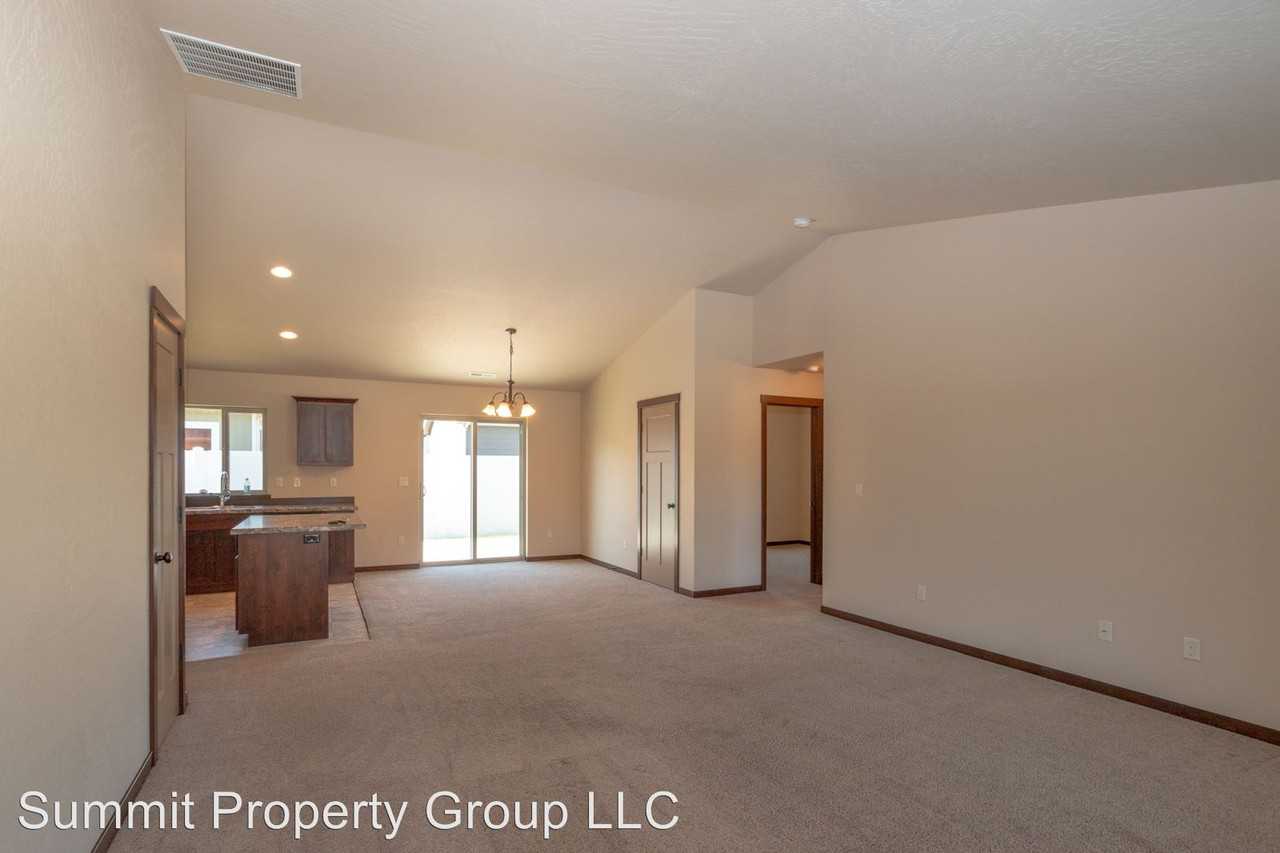 313 Creekview Ct - Photo 2 of 21