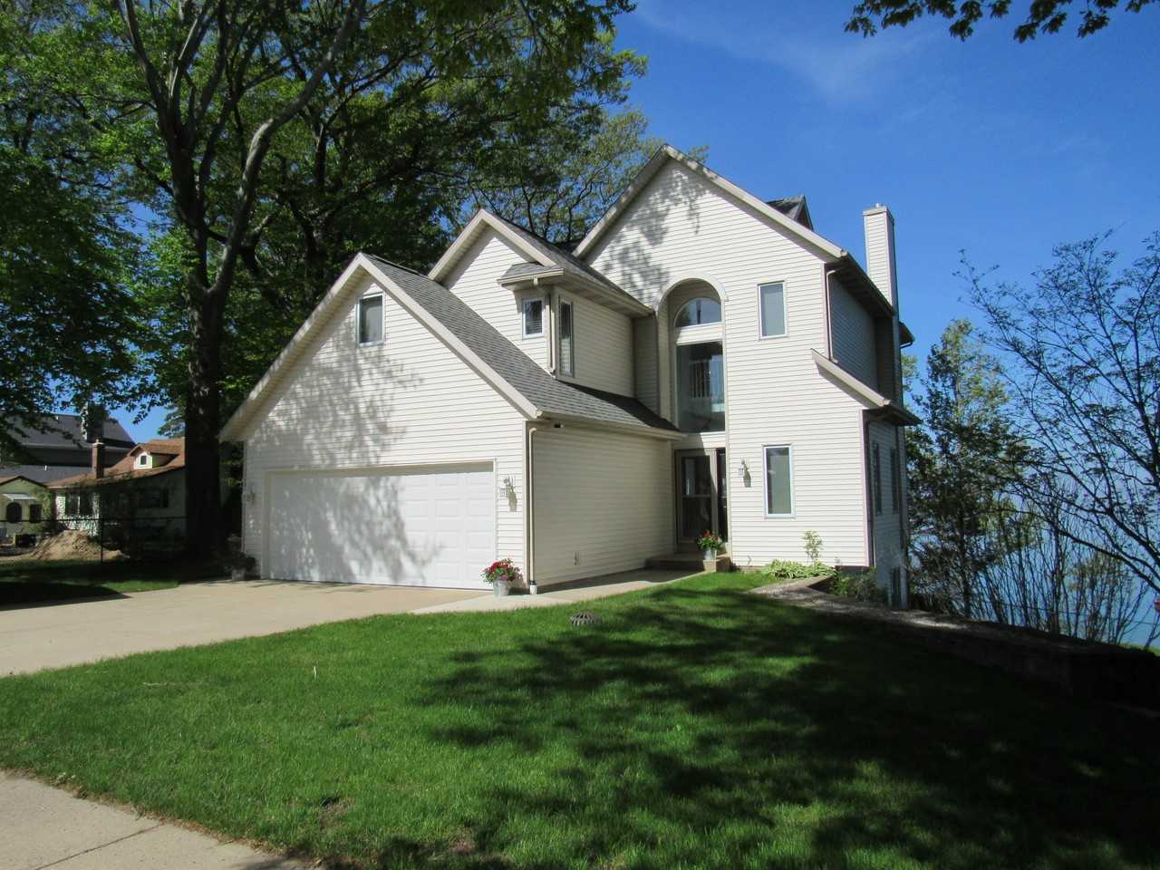 7501 Beachview Dr - Photo 2 of 23