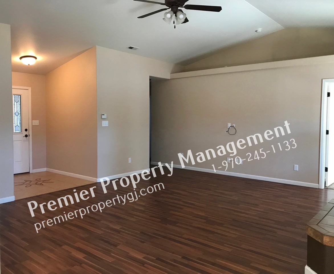 812 Dee Ann St - Photo 3 of 14