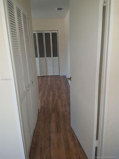 710 SE 1st St - Photo 2 of 4