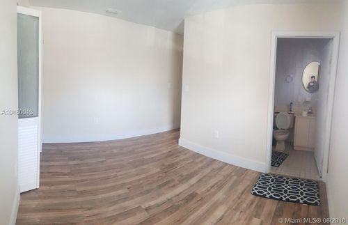 710 SE 1st St - Photo 3 of 4