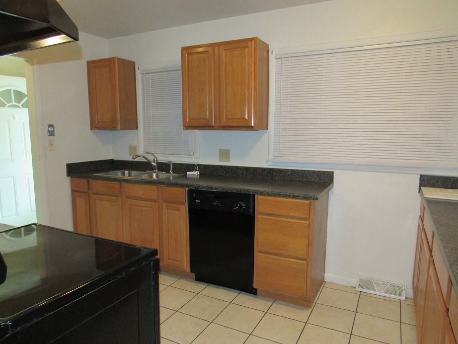 9415 White Ave - Photo 3 of 24