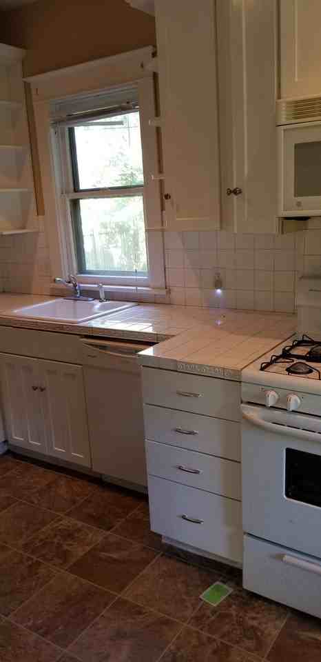 931 17th St - Photo 3 of 8