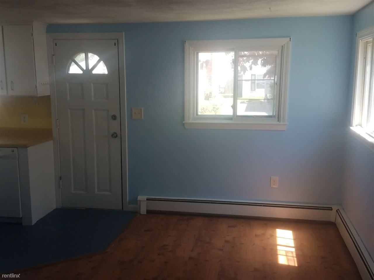 1077 Shirley St - Photo 3 of 12