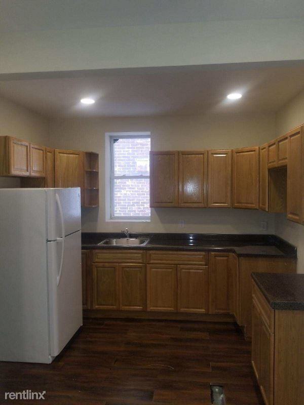 2711 Washington St - Photo 3 of 16