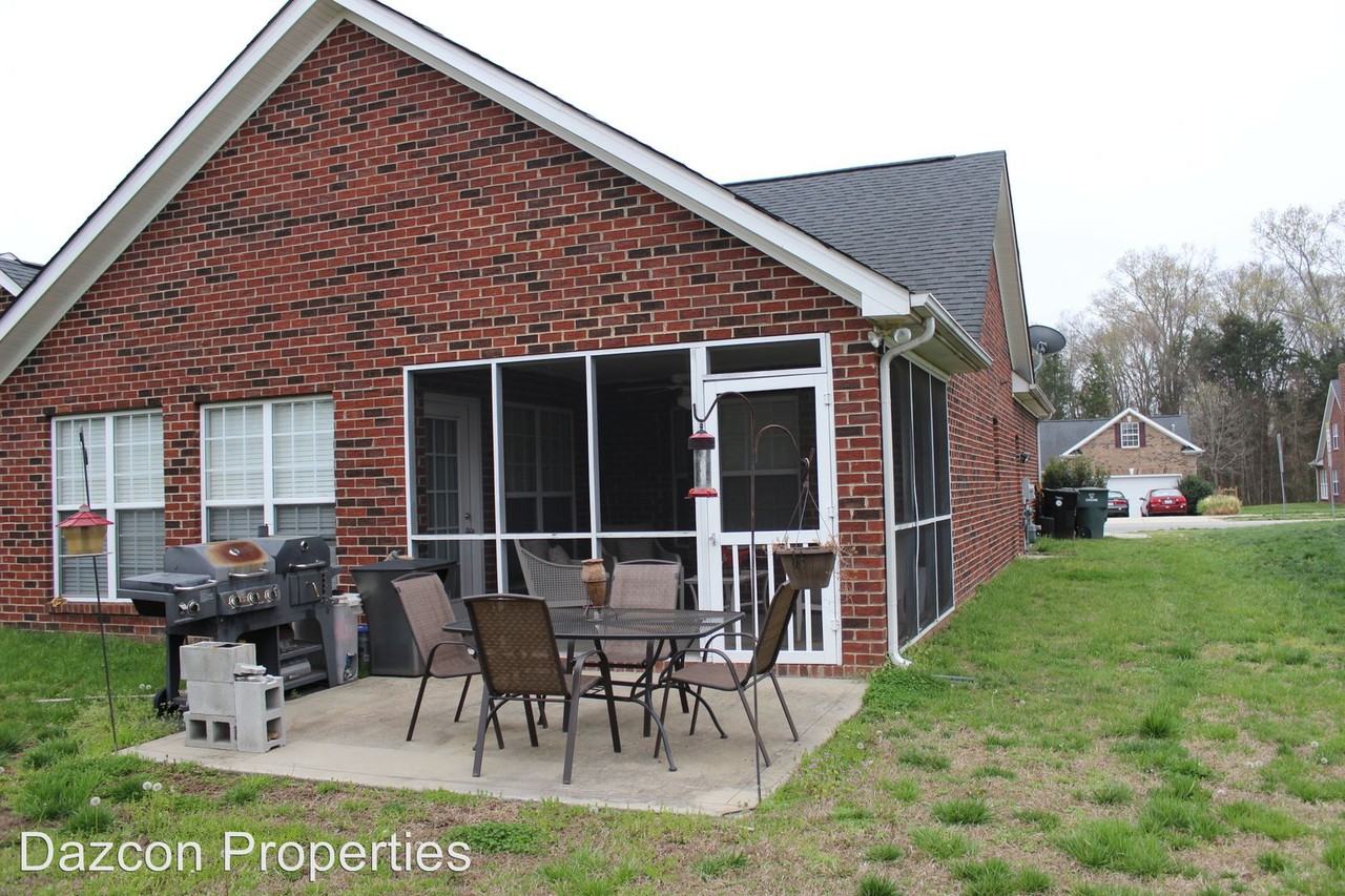 795 Juanita Dr SW - Photo 2 of 3