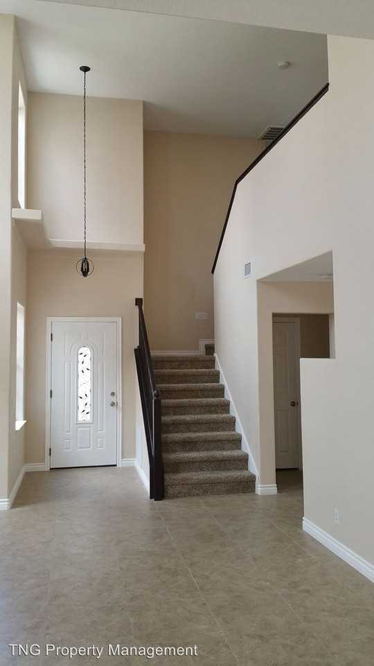 7913 Millhopper Ave - Photo 3 of 17