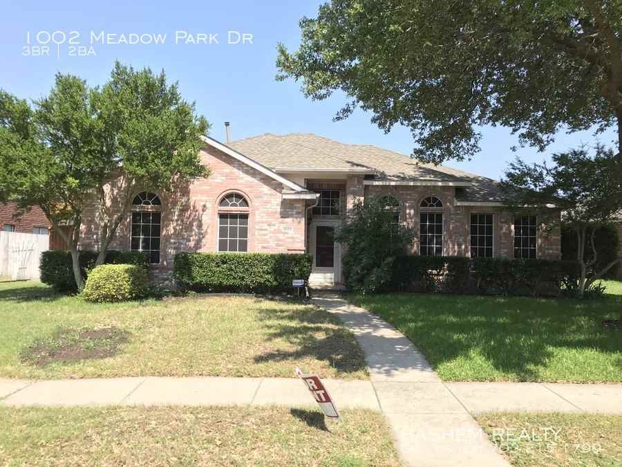 1002 Meadow Park Dr - Photo 2 of 17